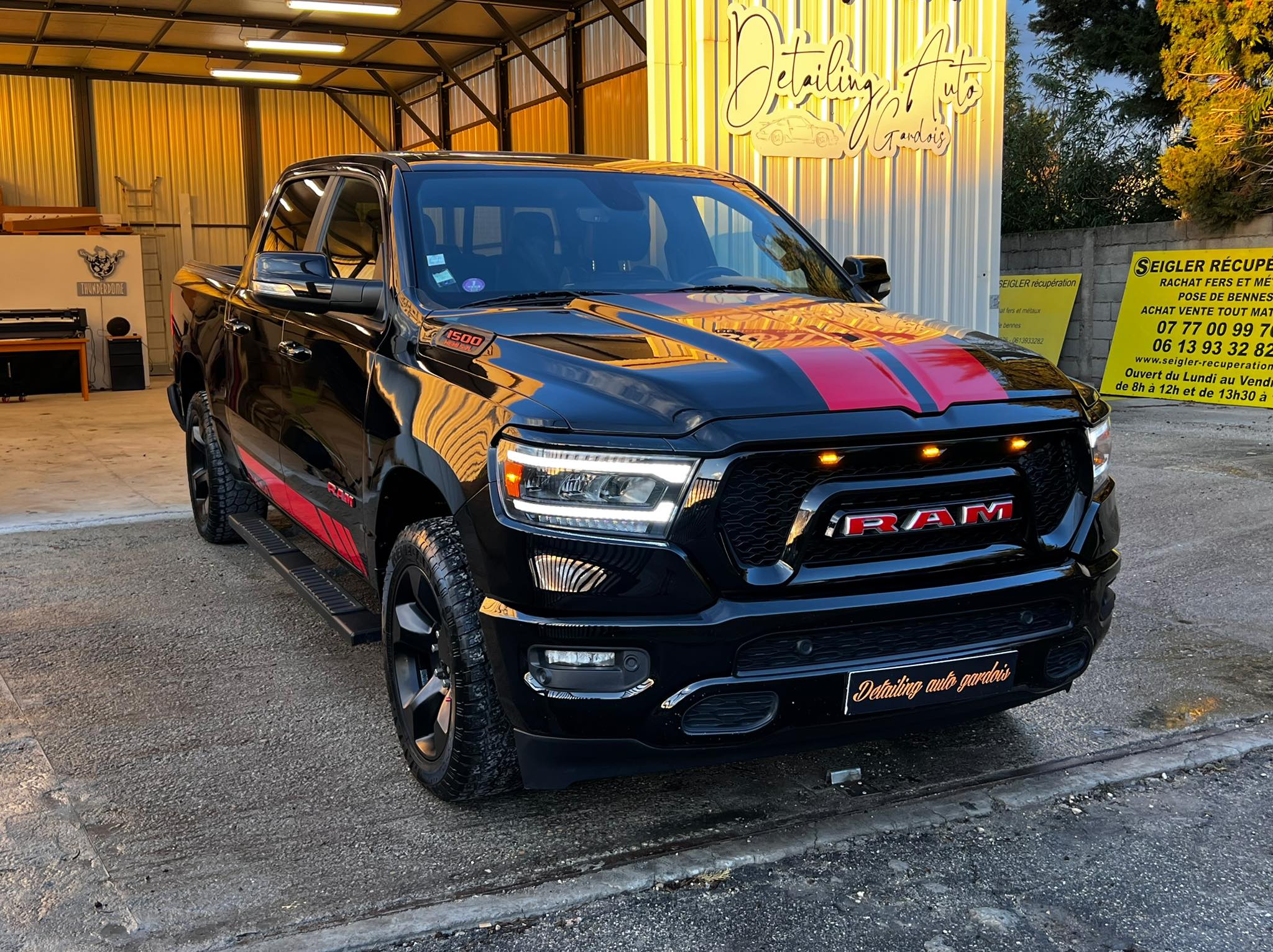 RAM 1500 noir aux liserés rouges après detailing