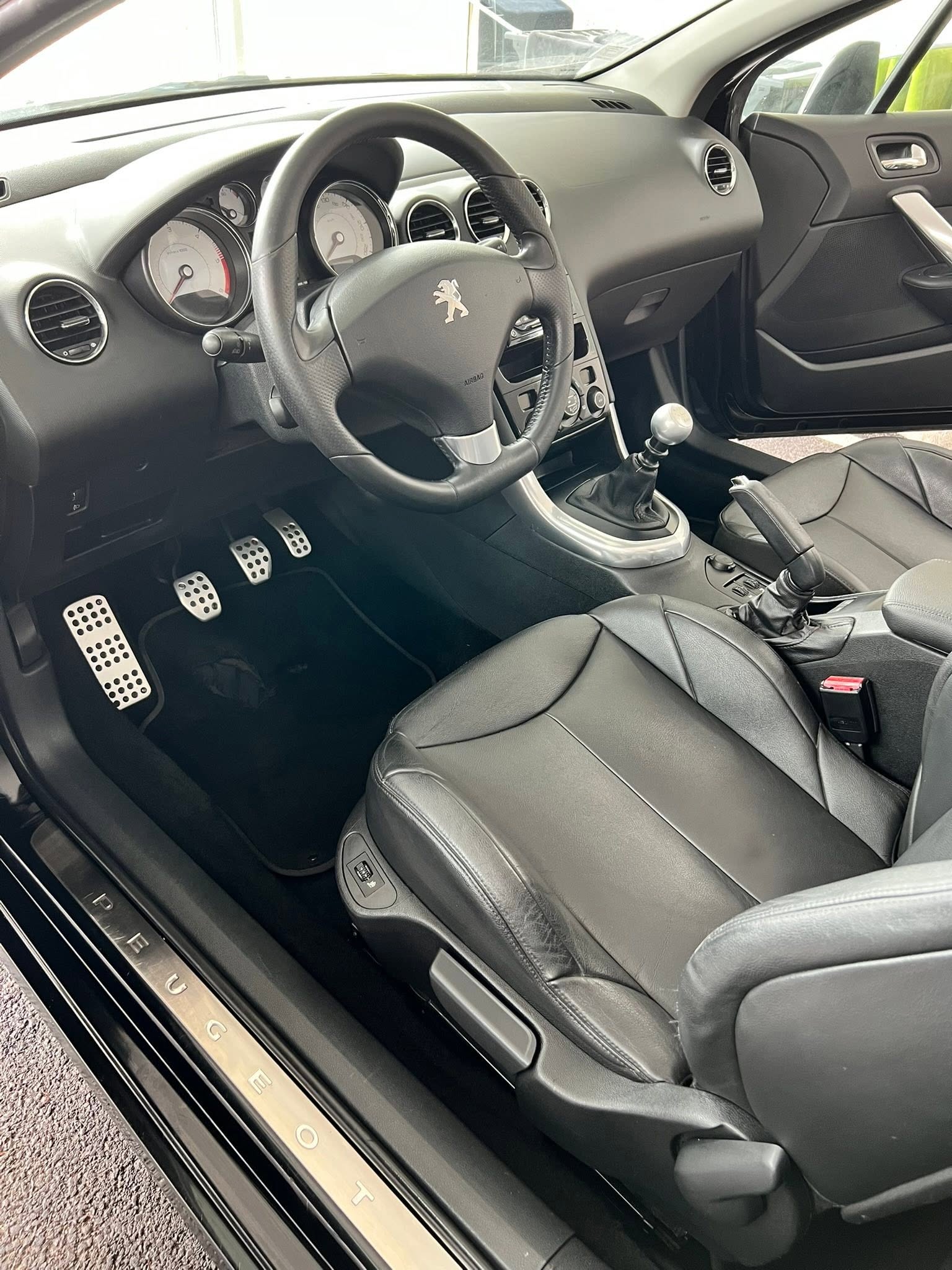 Intérieur de voiture avant nettoyage