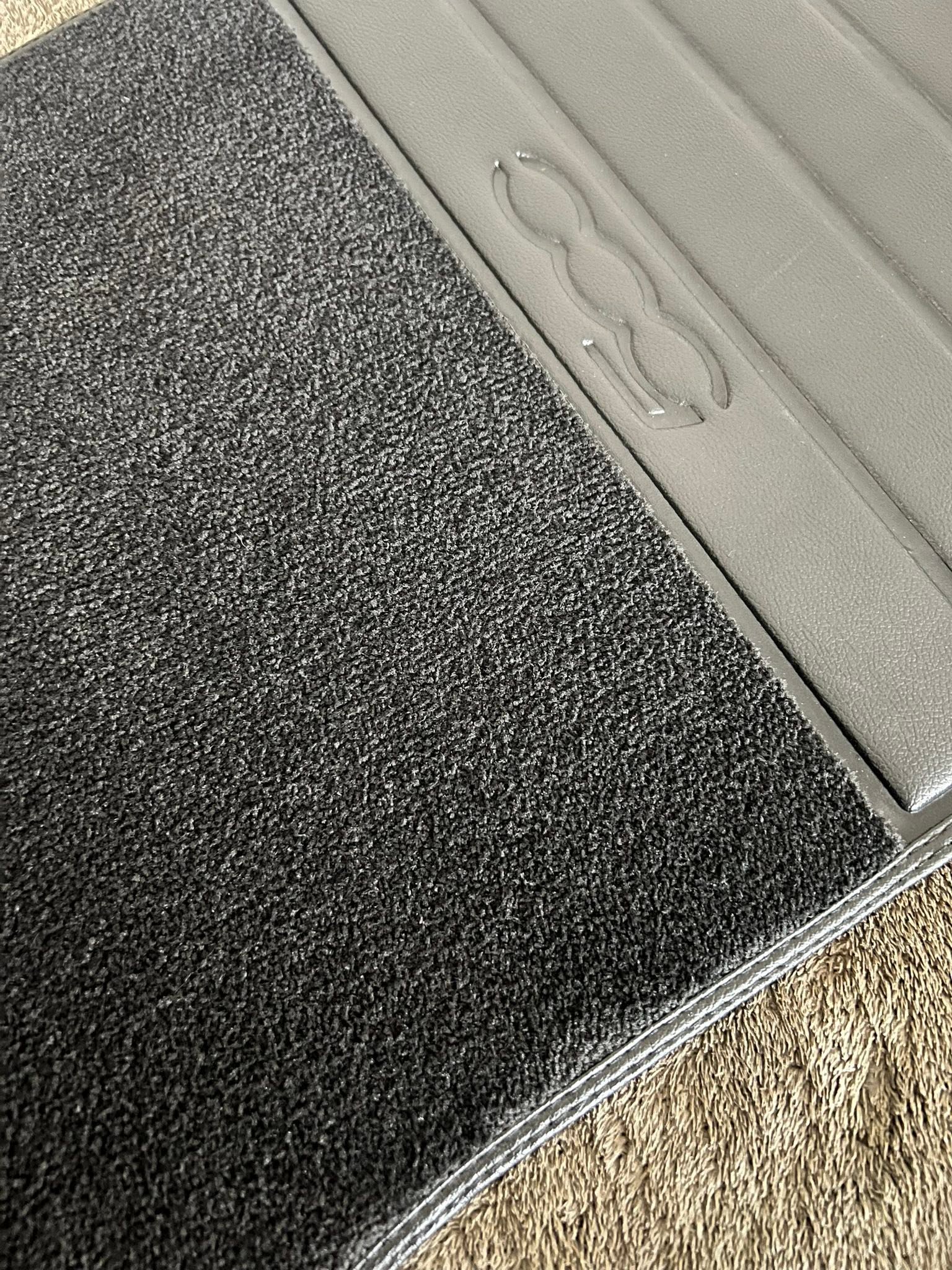 Tapis de voiture après nettoyage en profondeur